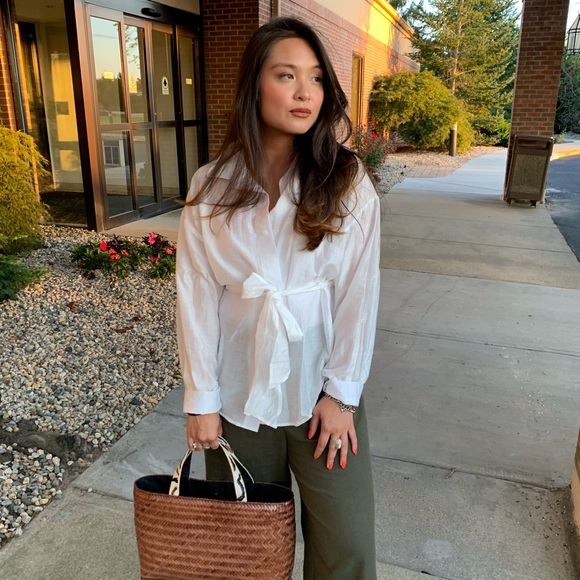 WHITE BLOUSE - CLASSY & TIMELESS - Picture 2 of 11